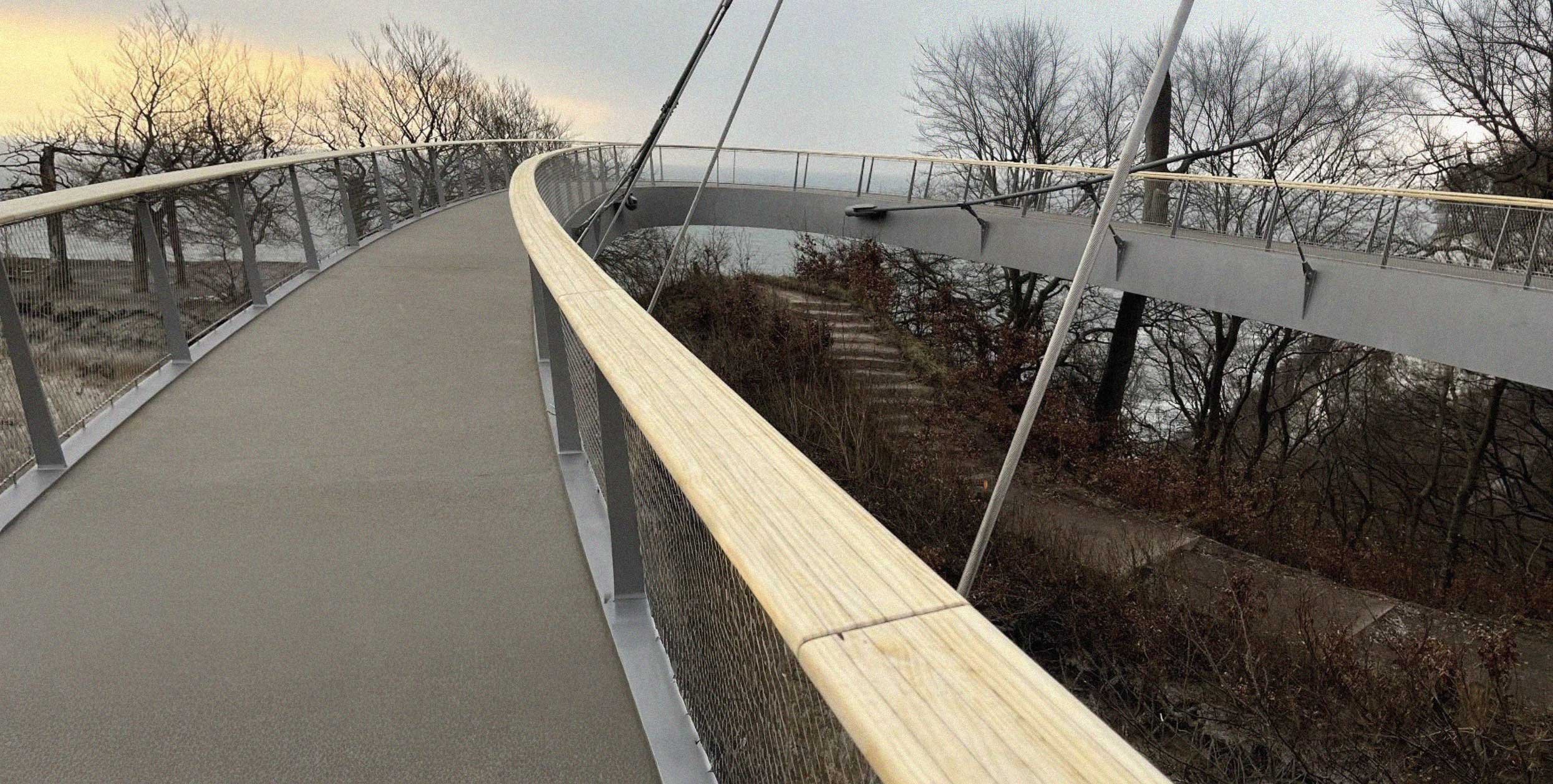 Geschwungener Brückenverlauf des Skywalk Königsweg auf Rügen mit Blick zur Ostsee – innovativer Brückenbau aus Schwerin, ausgezeichnet mit dem Ingenieurpreis 2023