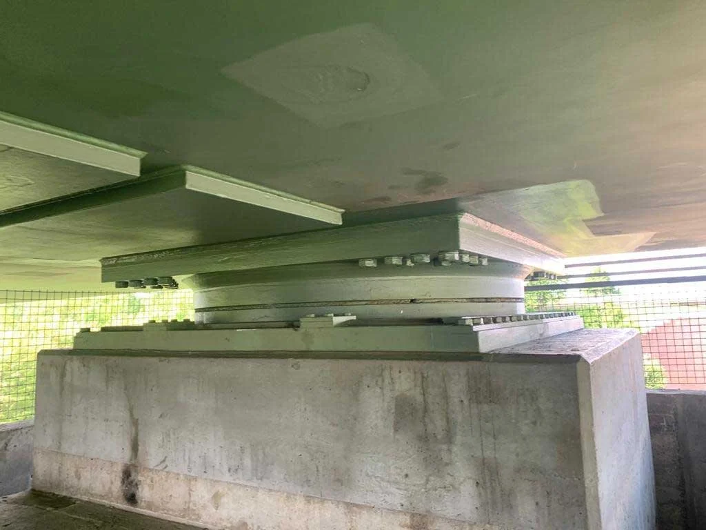 Brückenlager an der Levensauer Hochbrücke im Detail mit moderner Lagerkonstruktion auf Betonpfeiler – Ingenieurbau und Instandsetzung im Brückenbau.