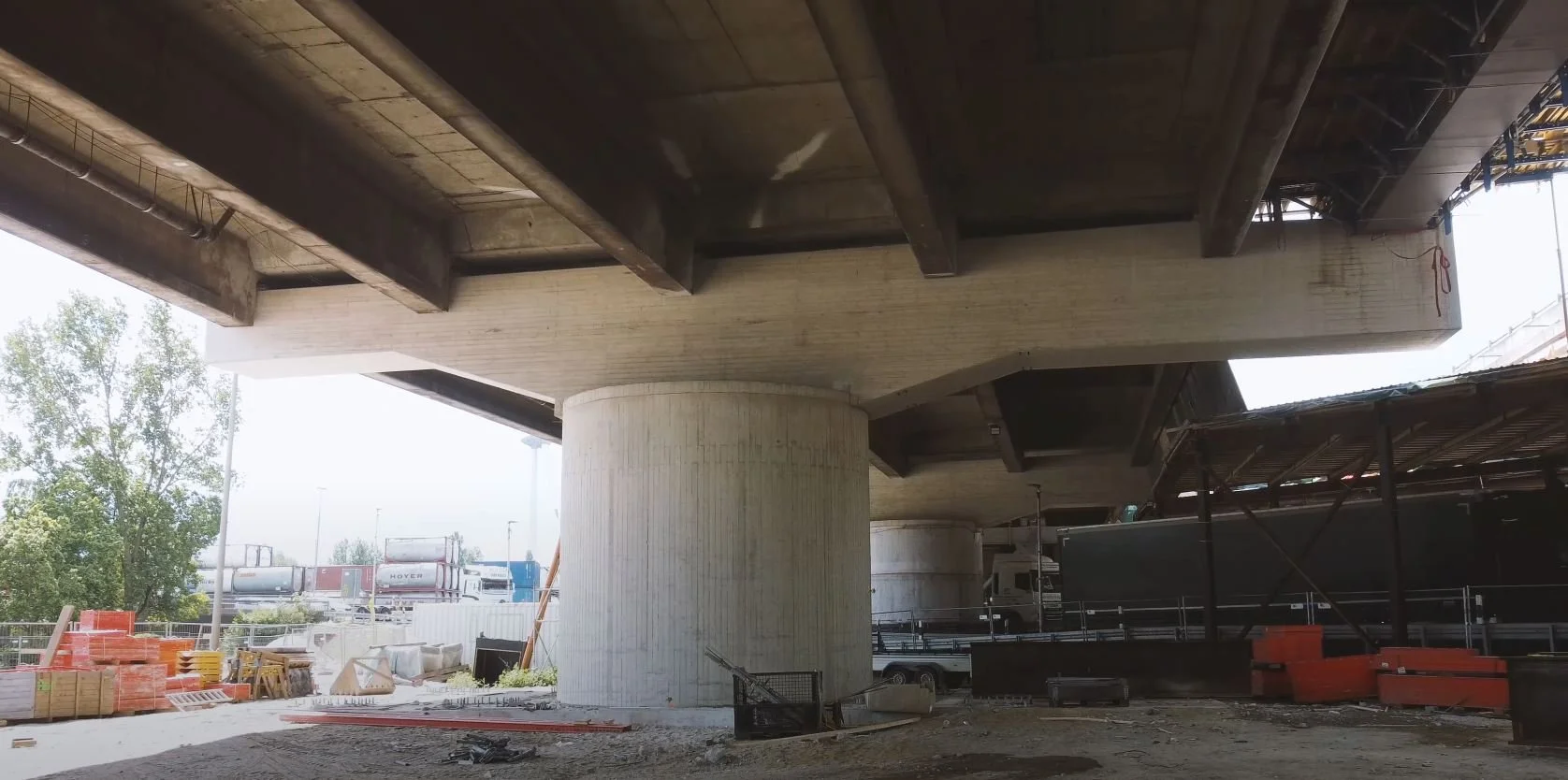 Massiver Brückenpfeiler (Megastütze) unter einer Autobahnbrücke im Ingenieurbau, umgesetzt im Brückenbau durch ein Ingenieurbüro wie Brückenköpfe Schwerin.