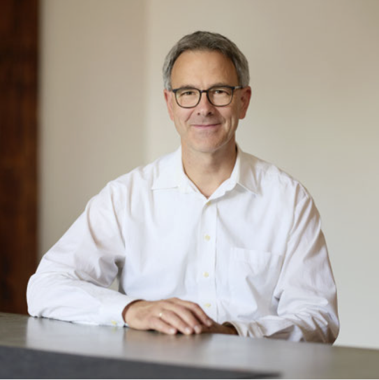 Geschäftsführer Jan Henze sitzend am Tisch