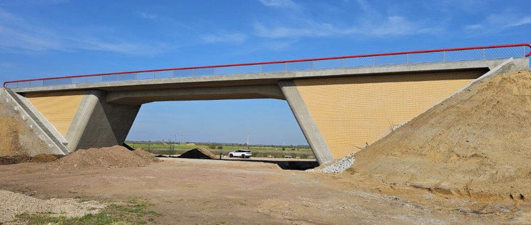 Moderne Straßenbrücke in Massivbauweise über eine Trasse – Beispiel für innovativen Brückenbau aus Schwerin im Kontext Ingenieurpreis 2023 und Projekt Königsweg Rügen