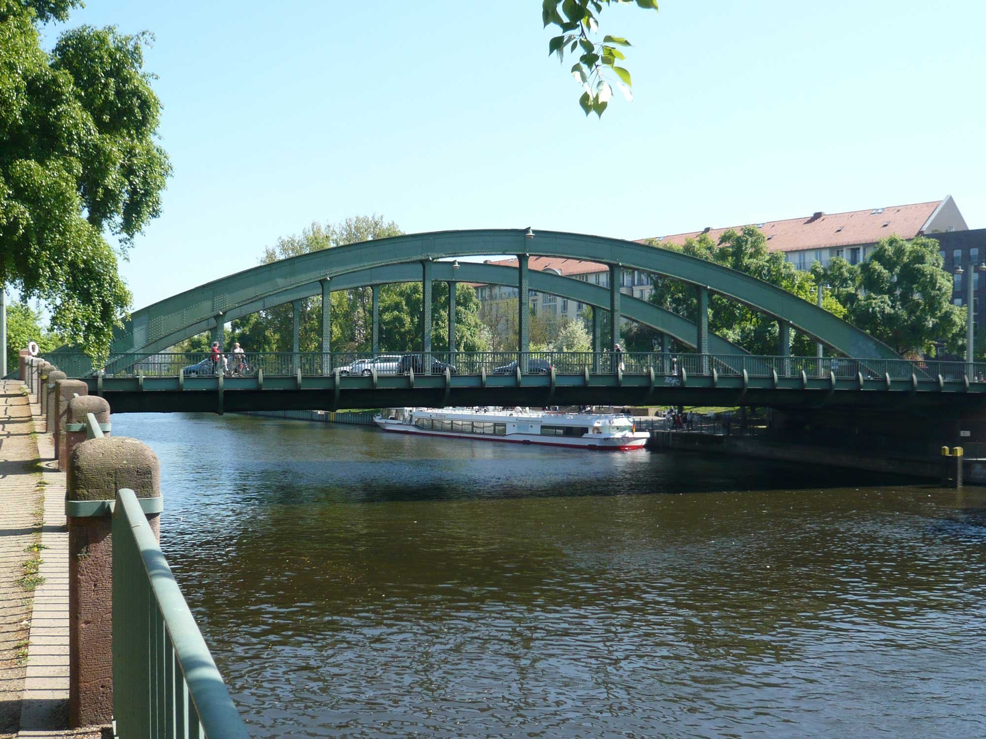 Schlossbrücke in Berlin-Charlottenburg als historische Stahlbogenbrücke über die Spree mit Rad- und Fußverkehr – Projekt im Bereich Brückenbau und Sanierung.