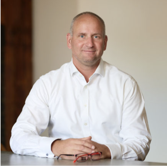 Geschäftsführer Heiko Rohatzsch sitzend am Tisch