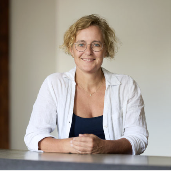 Geschäftsführerin Regina Wolf sitzend am Tisch