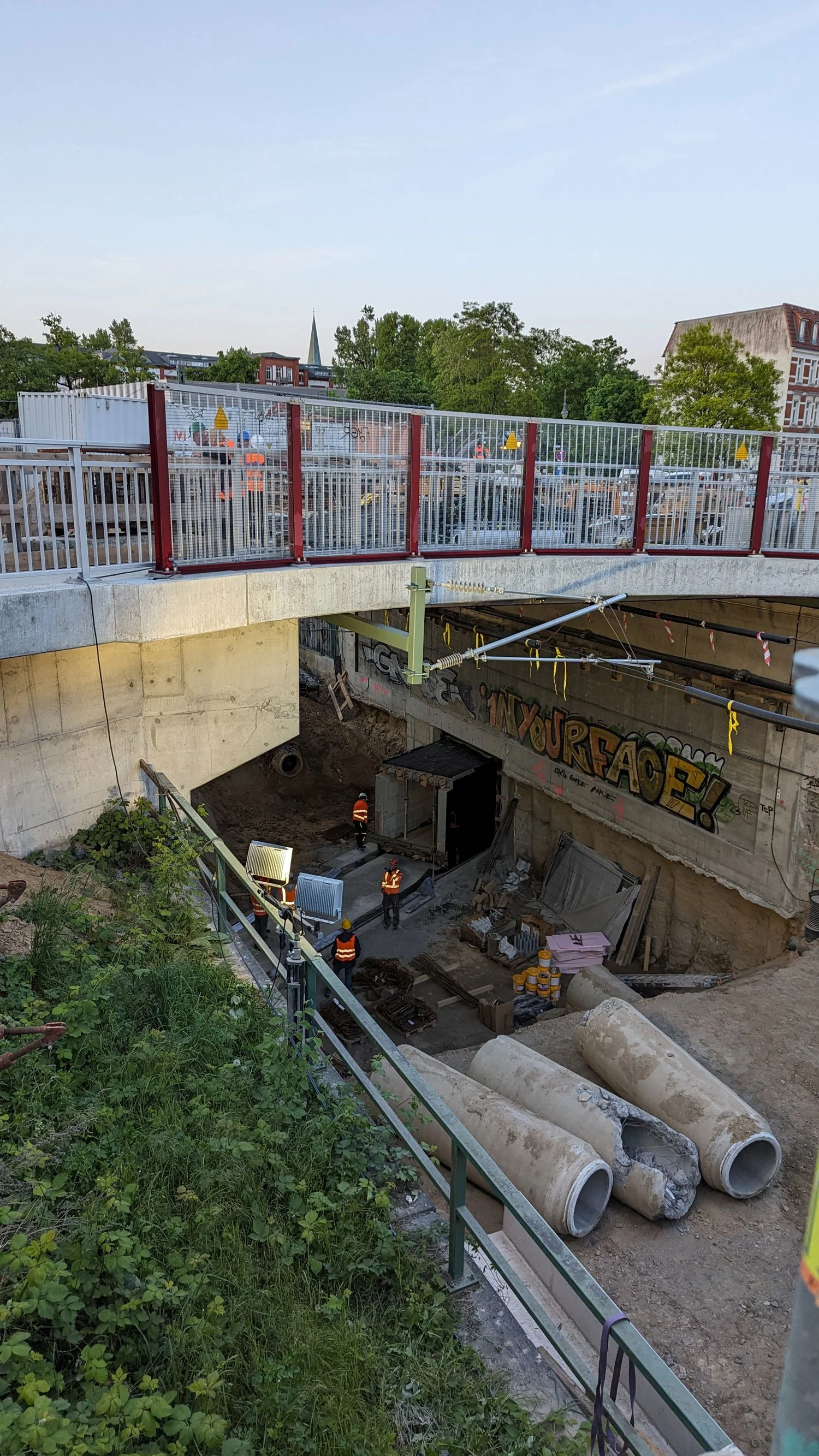 Bauoberleitung und Bauüberwachung Wallstraßenbrücke Schwerin: Arbeiten im Bereich der Brückenköpfe mit Baustelle unterhalb der Brücke und eingesetzten Bauarbeitern.