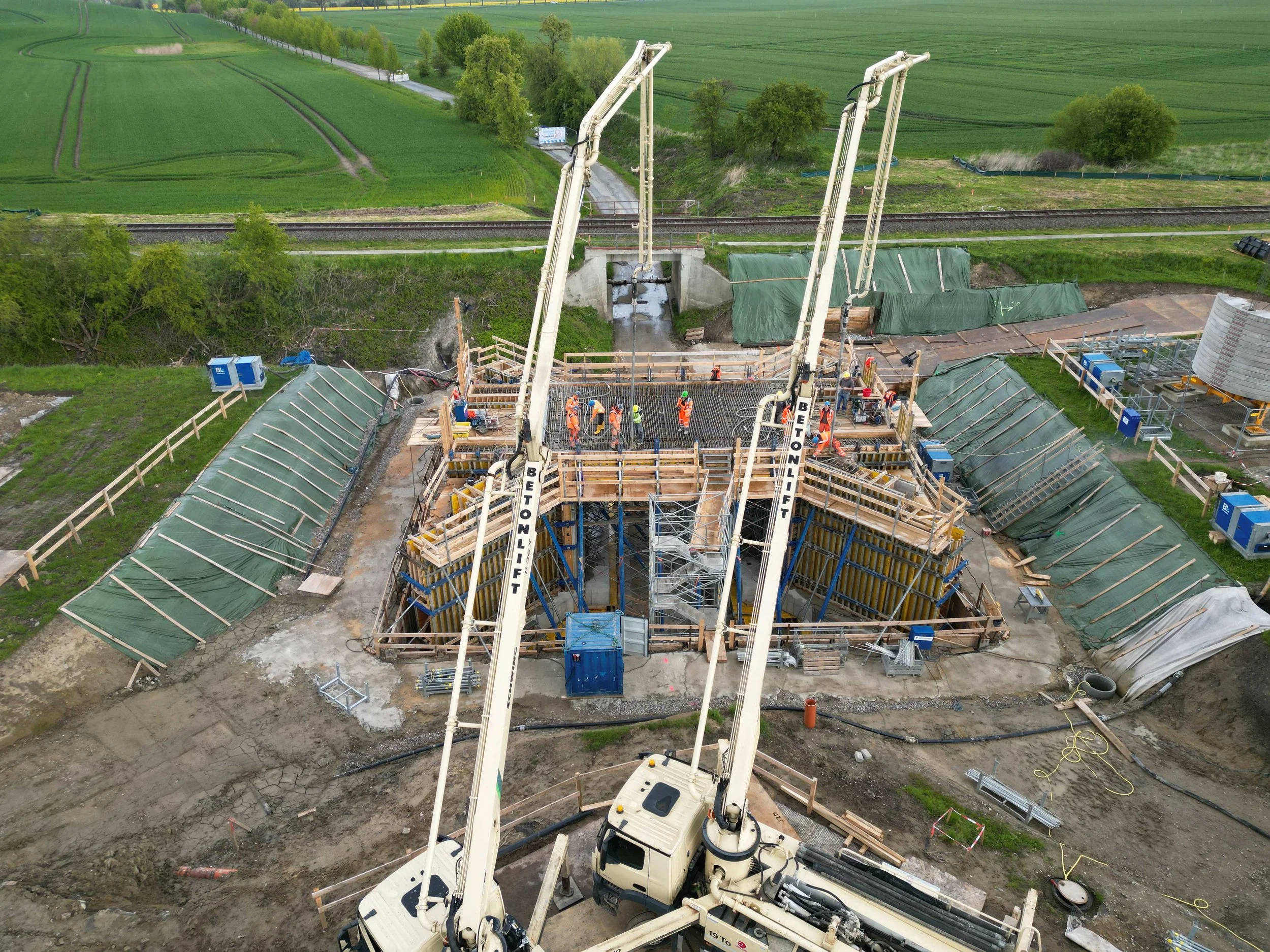 Rahmenbrücke in Klein Wokern während der Betonage mit Betonpumpen und Baustelle aus der Vogelperspektive, umgesetzt im Brückenbau durch ein Ingenieurbüro wie Brückenköpfe Schwerin.