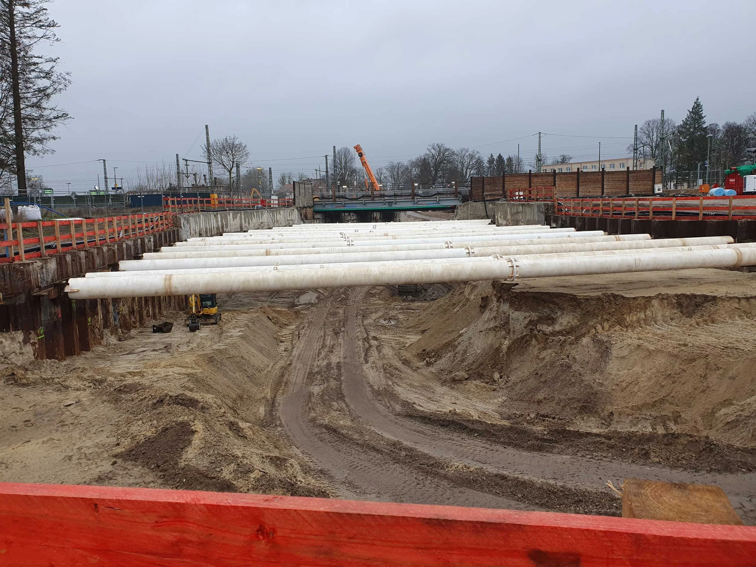 Spundwandverbau mit Rohrabstützung zur Baugrubensicherung im Brückenbau – Ingenieurleistung im Tiefbau in Mecklenburg-Vorpommern.
