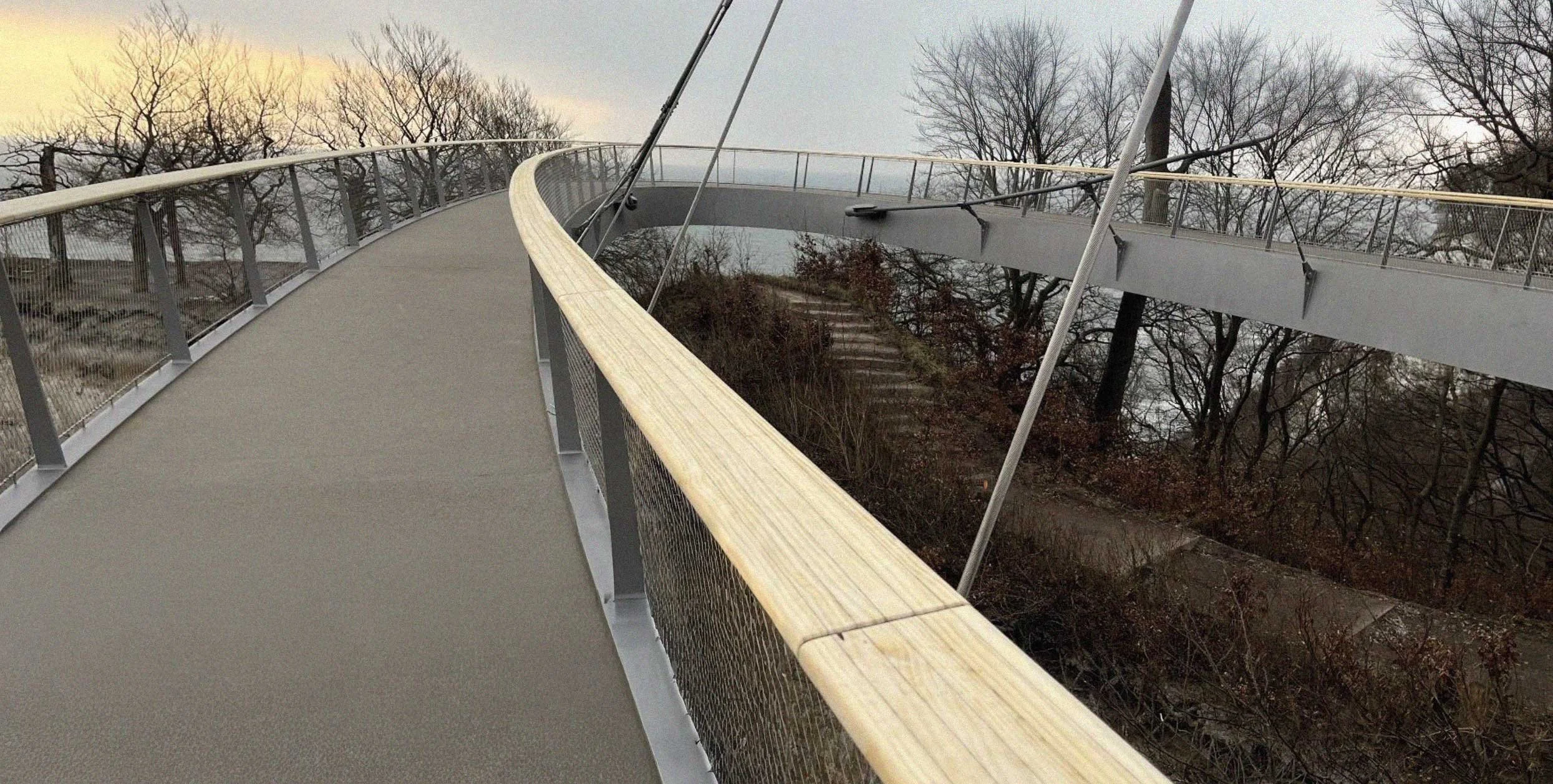 Geschwungener Skywalk am Königsstuhl auf Rügen mit Blick auf die Küstenlandschaft, modernes Brückenbauwerk geplant vom Ingenieurbüro Brückenköpfe Schwerin