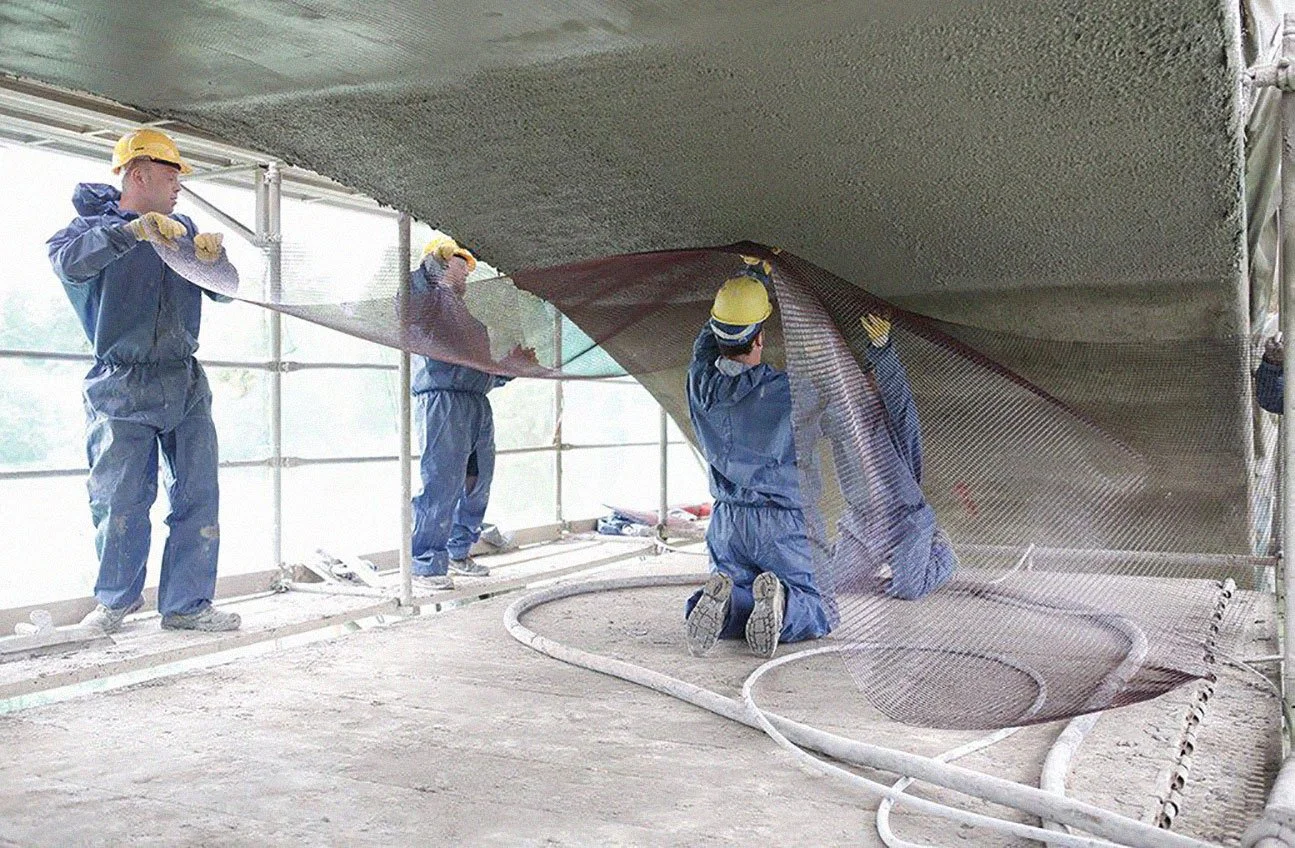 Einlegen von Carbongewebe in frischen Beton zur Herstellung von Carbonbeton-Bauteilen – zukunftsweisende Bauweise im Brückenbau, begleitet vom Ingenieurbüro Brückenköpfe Schwerin.