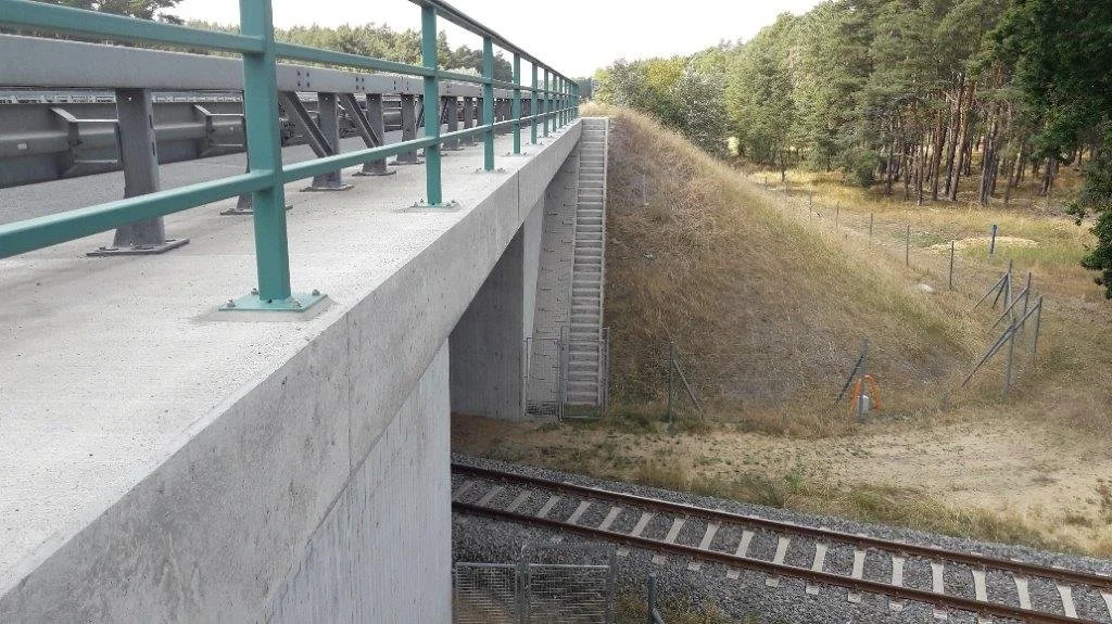 Neubau einer Eisenbahnbrücke mit Blick auf Brückenkonstruktion und Gleisunterführung, geplant durch ein Ingenieurbüro wie Brückenköpfe Schwerin.
