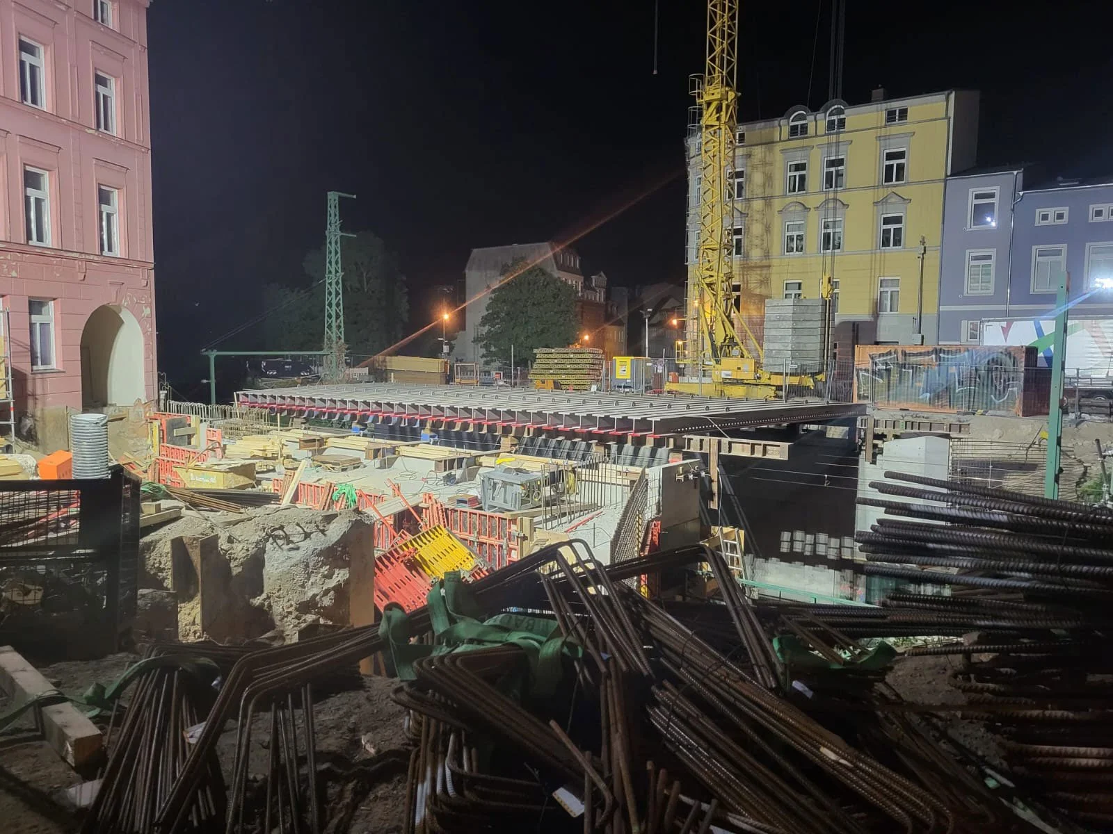 Bauoberleitung und Bauüberwachung Wallstraßenbrücke Schwerin: nächtlicher Einbau von WIB-Trägern mit Kran und Baustellenbeleuchtung im innerstädtischen Brückenbau.