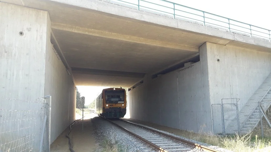 Eisenbahnunterführung aus Beton mit durchfahrendem Zug – Beispiel moderner Brückenbaukompetenz aus Schwerin im Kontext Ingenieurpreis 2023 und Projekt Königsweg Rügen