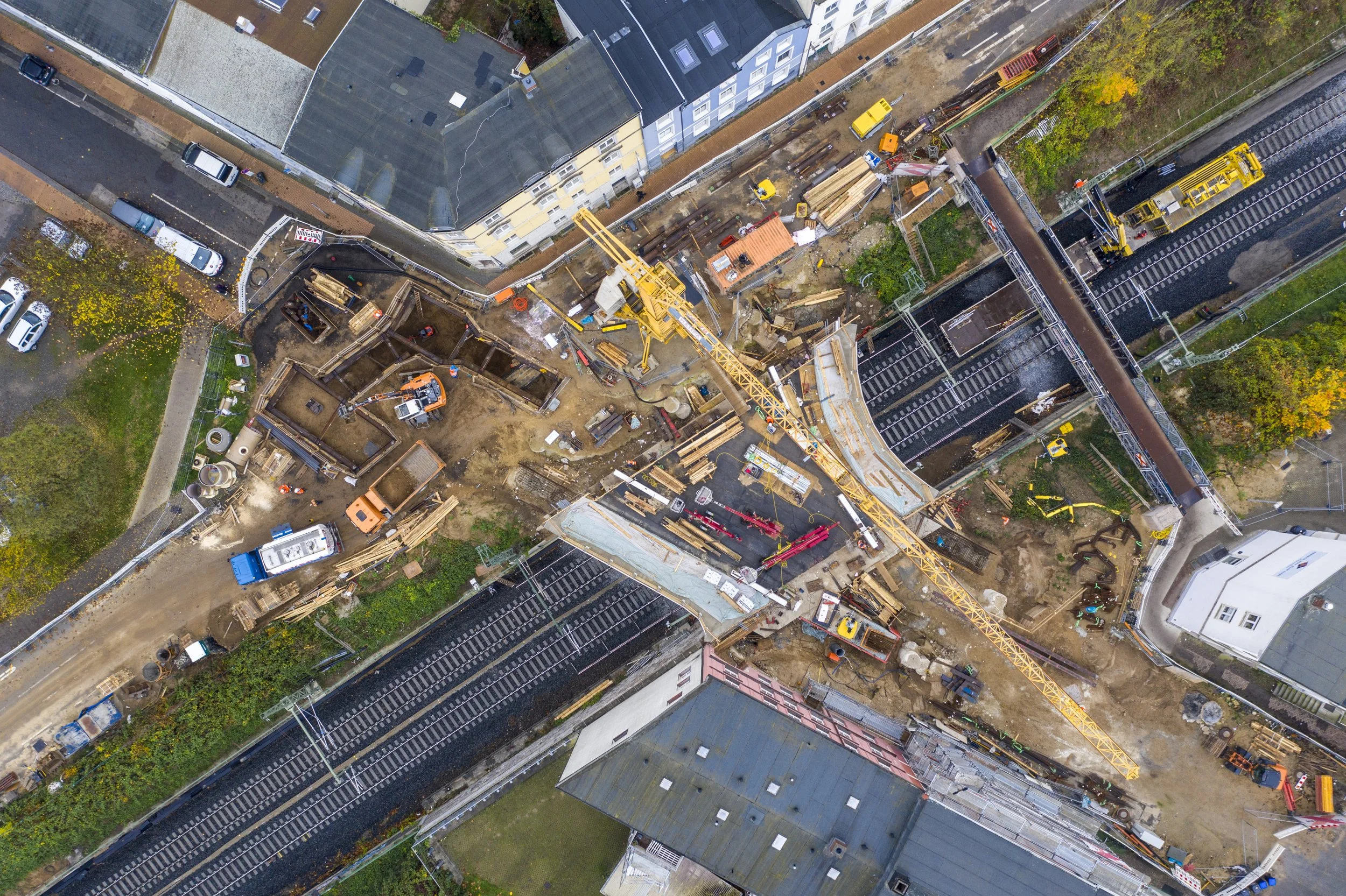 Luftaufnahme der Bauoberleitung an der Wallstraßenbrücke Schwerin: komplexe Baustelle mit Gleisanlagen, Kran und Brückenneubau im innerstädtischen Bereich während der Bauüberwachung.