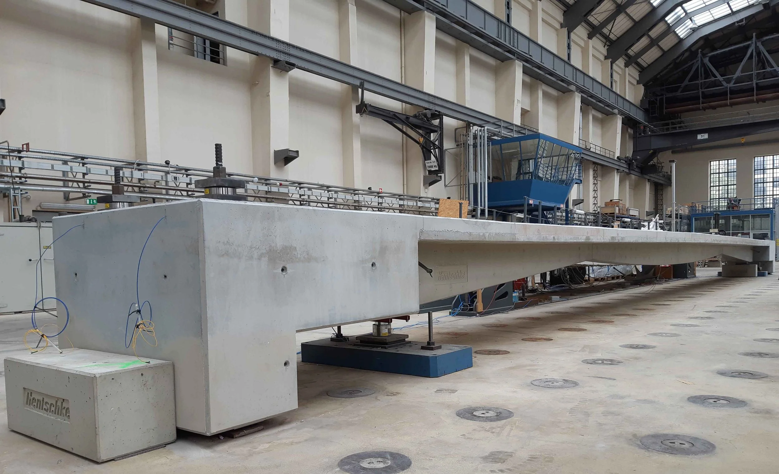 Versuchsaufbau eines eingespannten Betonträgers zur Untersuchung von Carbonbeton – Forschungs- und Entwicklungsarbeit im Brückenbauumfeld des Ingenieurbüros Brückenköpfe Schwerin.