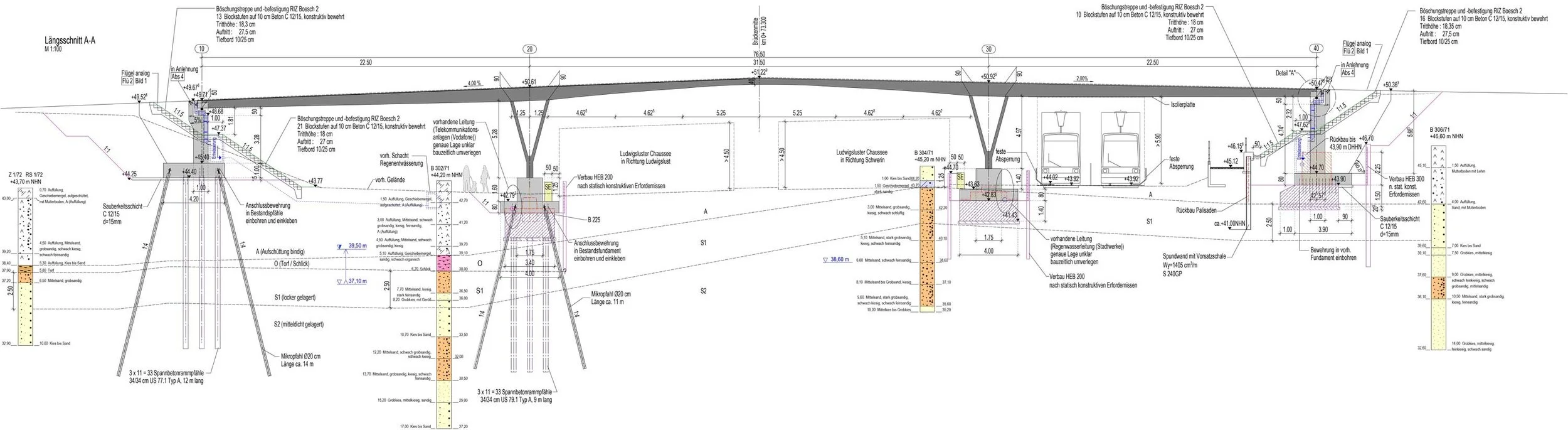 Umfangreiche technische Längsschnitt-Zeichnung einer Straßenbrücke mit detaillierter Darstellung von Tragwerk, Fundamenten, Bohrpfählen, Bodenaufbau und angrenzender Infrastruktur wie Fahrbahn, Böschungen und Leitungen.
