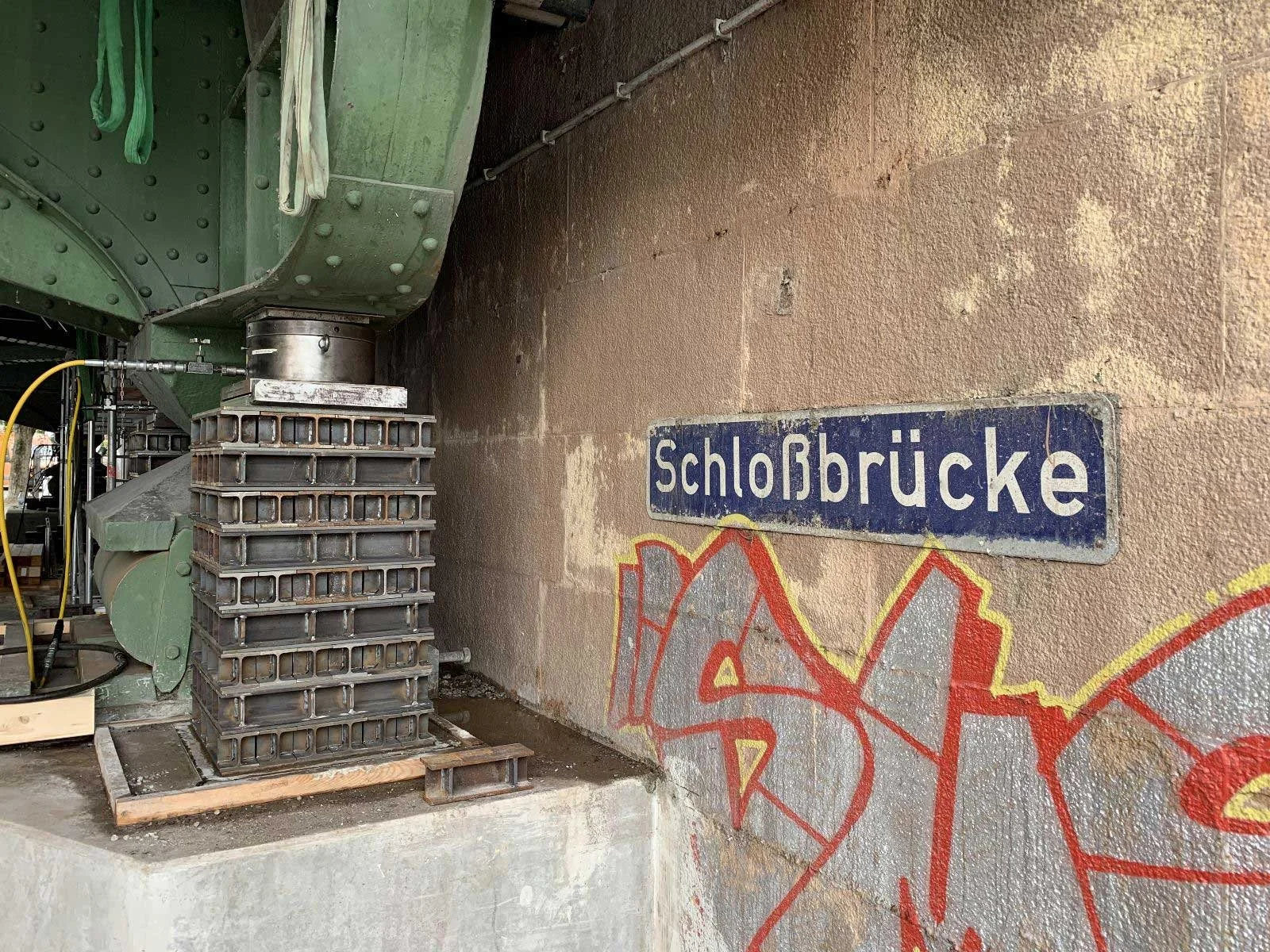Pressenstapel zur temporären Lastabtragung beim Lagerwechsel an der Schlossbrücke Berlin – Spezialverfahren im Brückenbau und in der Instandsetzung.
