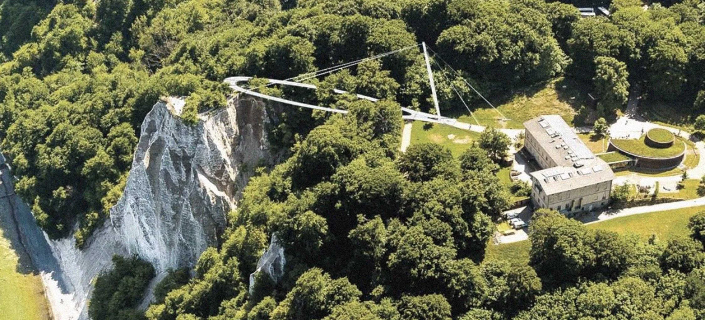 Luftaufnahme des Skywalk Königsweg über den Kreidefelsen auf Rügen – herausragendes Brückenbauprojekt aus Schwerin, Ingenieurpreis 2023