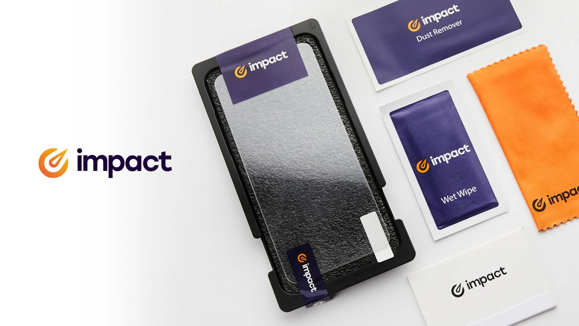 Smartphone accessoires set met een glazen schermbeschermer, doekjes voor stofverwijdering en natte doekjes, en een oranje poetsdoek, allemaal met het "impact" logo.
