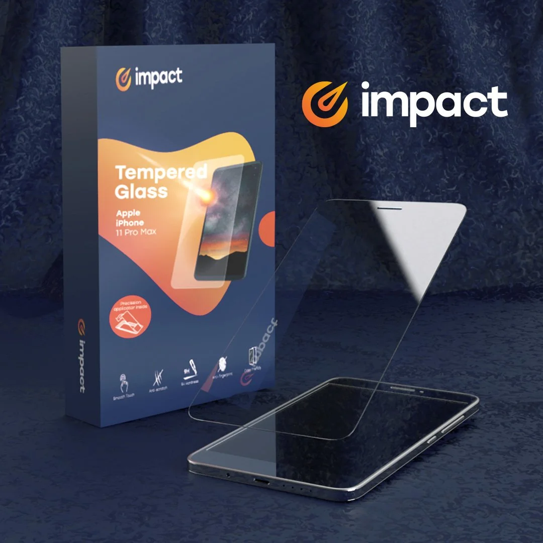 Verpakking van een Impact gehard glazen screenprotector voor Apple iPhone 11 Pro Max. Er is ook een telefoon met een beschermende glasplaat.