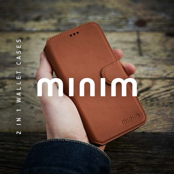 Hand houdt een bruine lederen telefoonhoes van het merk Minim vast op een houten achtergrond, met de tekst '2 in 1 wallet cases' en 'minim' zichtbaar.