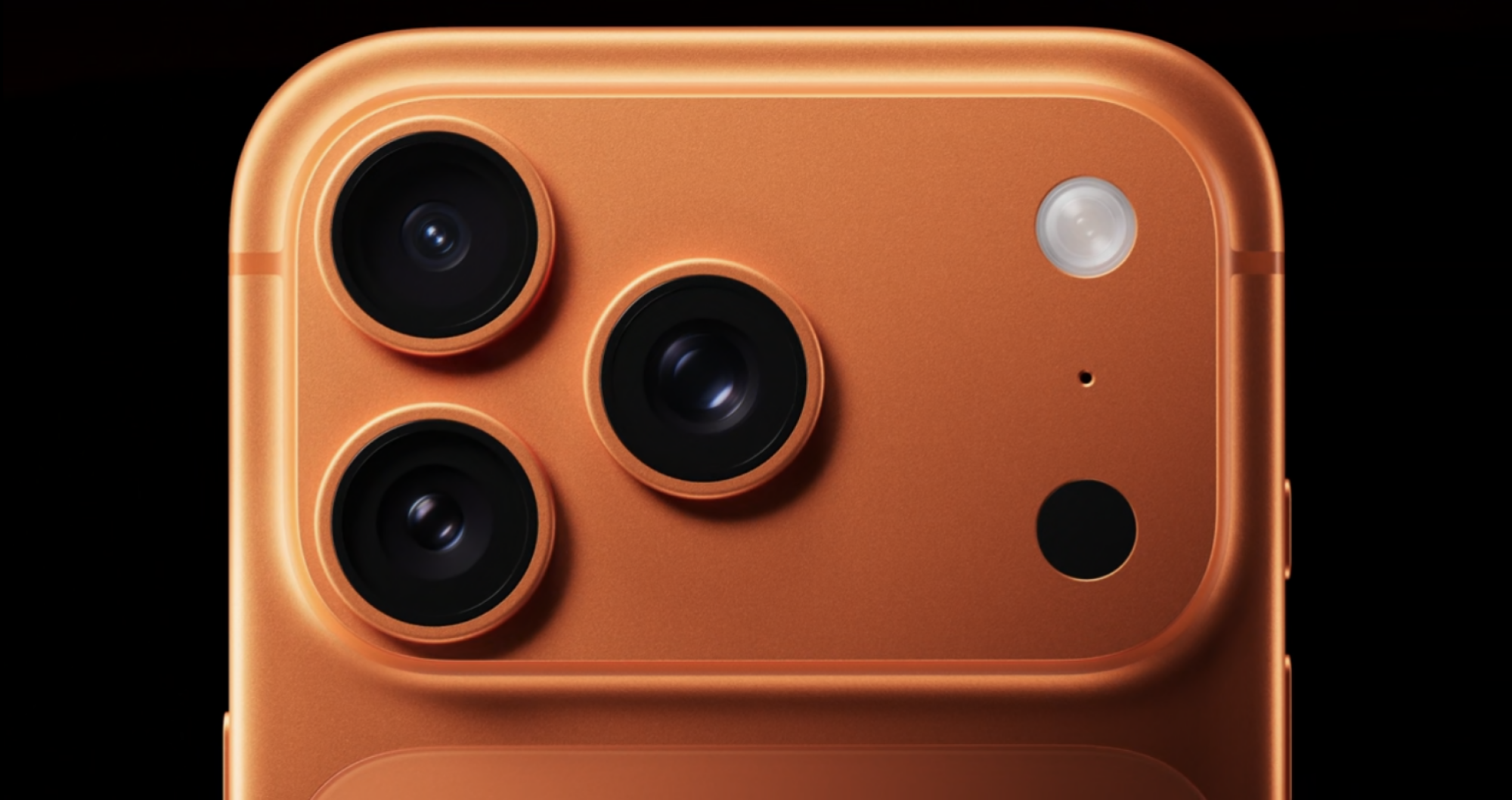Close-up van een gouden smartphone met drie camera lenzen, een flitser en extra camera modules.