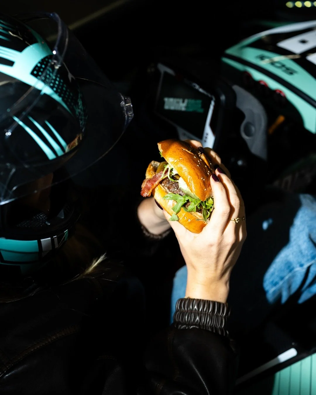 Entre deux tours, une pause burger s&rsquo;impose.

Burger classique, boeuf, cheddar, bacon et frites.

-
#karting #wavre #food #restowavre #cuisinebelge #cuisinemaison #belgium #restaurant #kartingbelgium #family #kids #bistro #foodlover #new