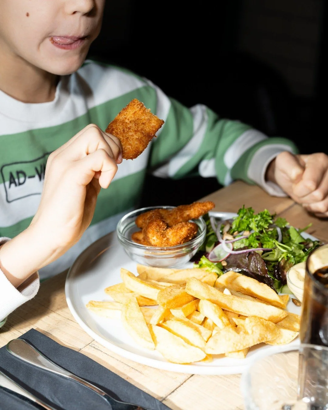 Menu kids 🍗
Pour les petits pilotes, poulet pan&eacute; , chapelure panko, fites et salade.

-
#karting #wavre #food #restowavre #cuisinebelge #cuisinemaison #belgium #restaurant #kartingbelgium #family #kids #bistro #foodlover #new #event #kids