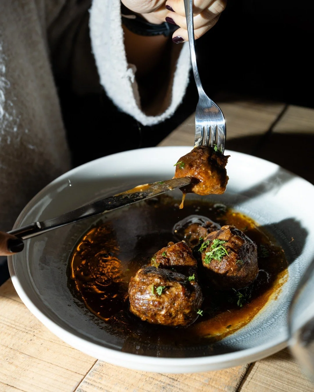 Le seul moment o&ugrave; on freine&hellip; pour saucer.
Boulets li&egrave;geois,  viande hach&eacute;e porc et b&oelig;uf, oignons, persil frais et frites.

-
#karting #wavre #food #restowavre #cuisinebelge #cuisinemaison #belgium #restaurant #kartin