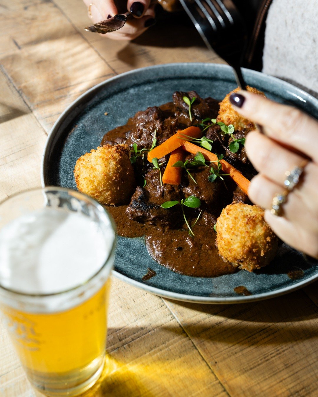 La vraie mécanique du bonheur.
Carbonnade flamande, boeuf, bière, carottes, oignons caramélisés et croquettes maison.