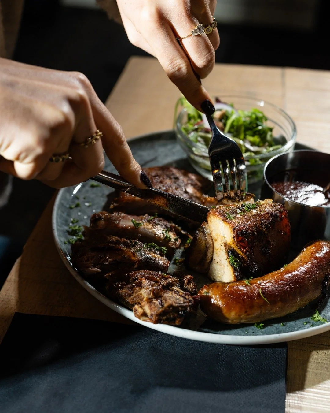 Le moteur ronronne, la plancha aussi 🔥
Mix grill de cochon, ribs, saucisse, poitrine confite &amp; sauce BBQ.