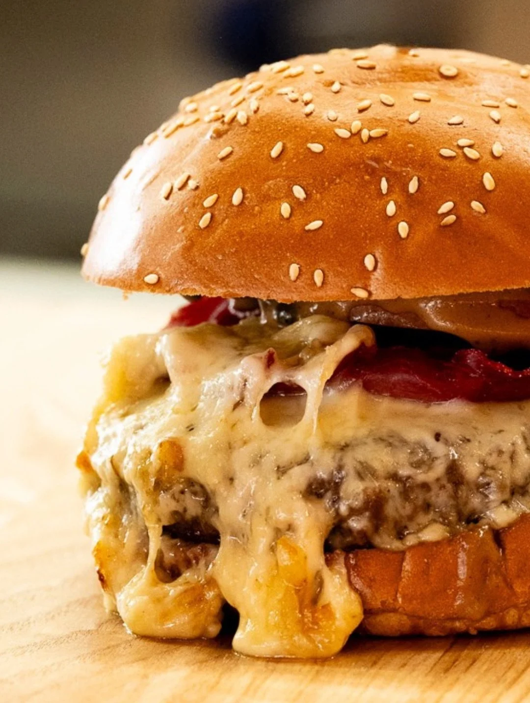 Un burger bien mont&eacute; : raclette, viande de Grison et sauce au poivre.