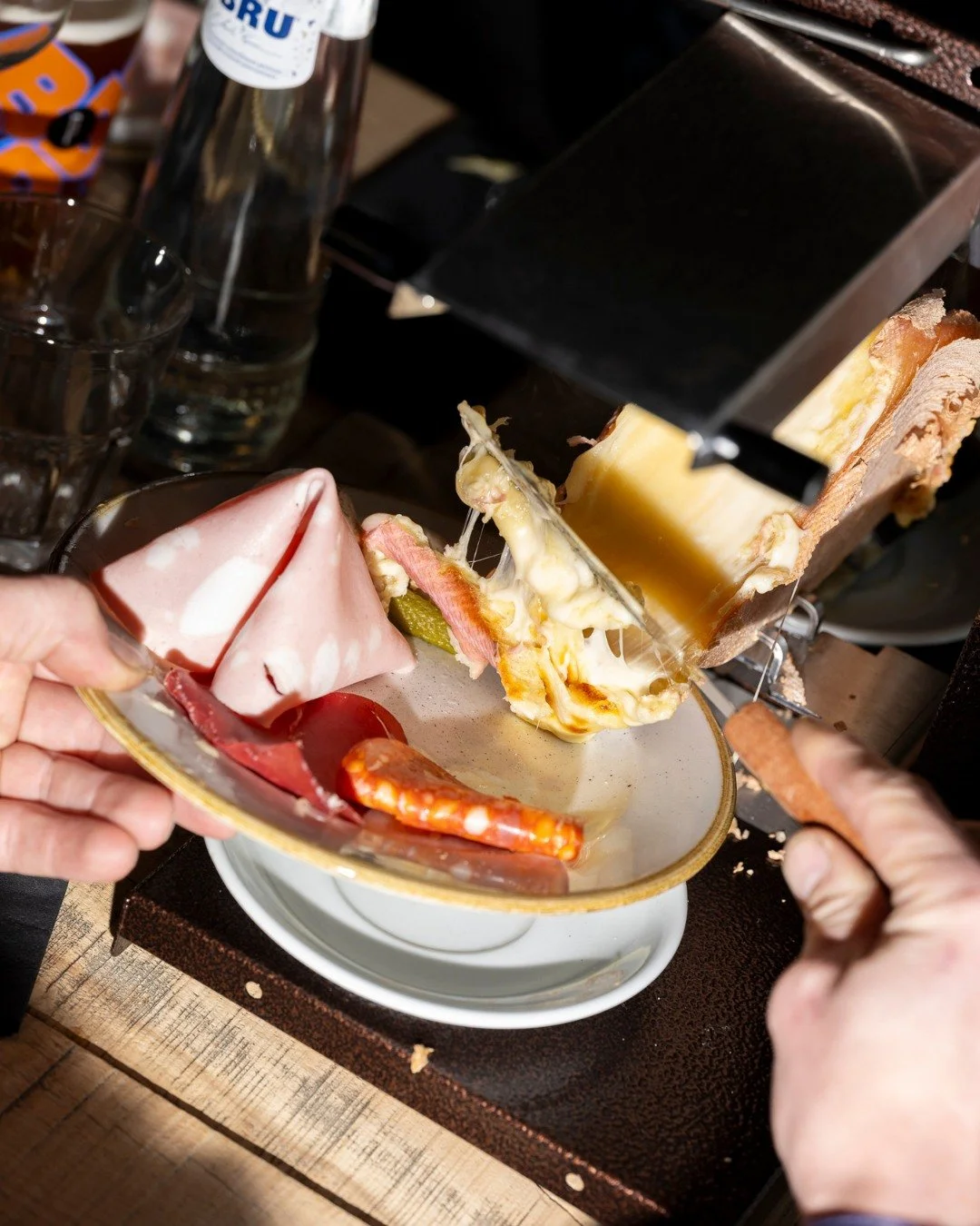 Z&eacute;ro frein quand on parle de raclette &agrave; la savoyarde. En illimit&eacute; et &agrave; partager en bonne compagnie !