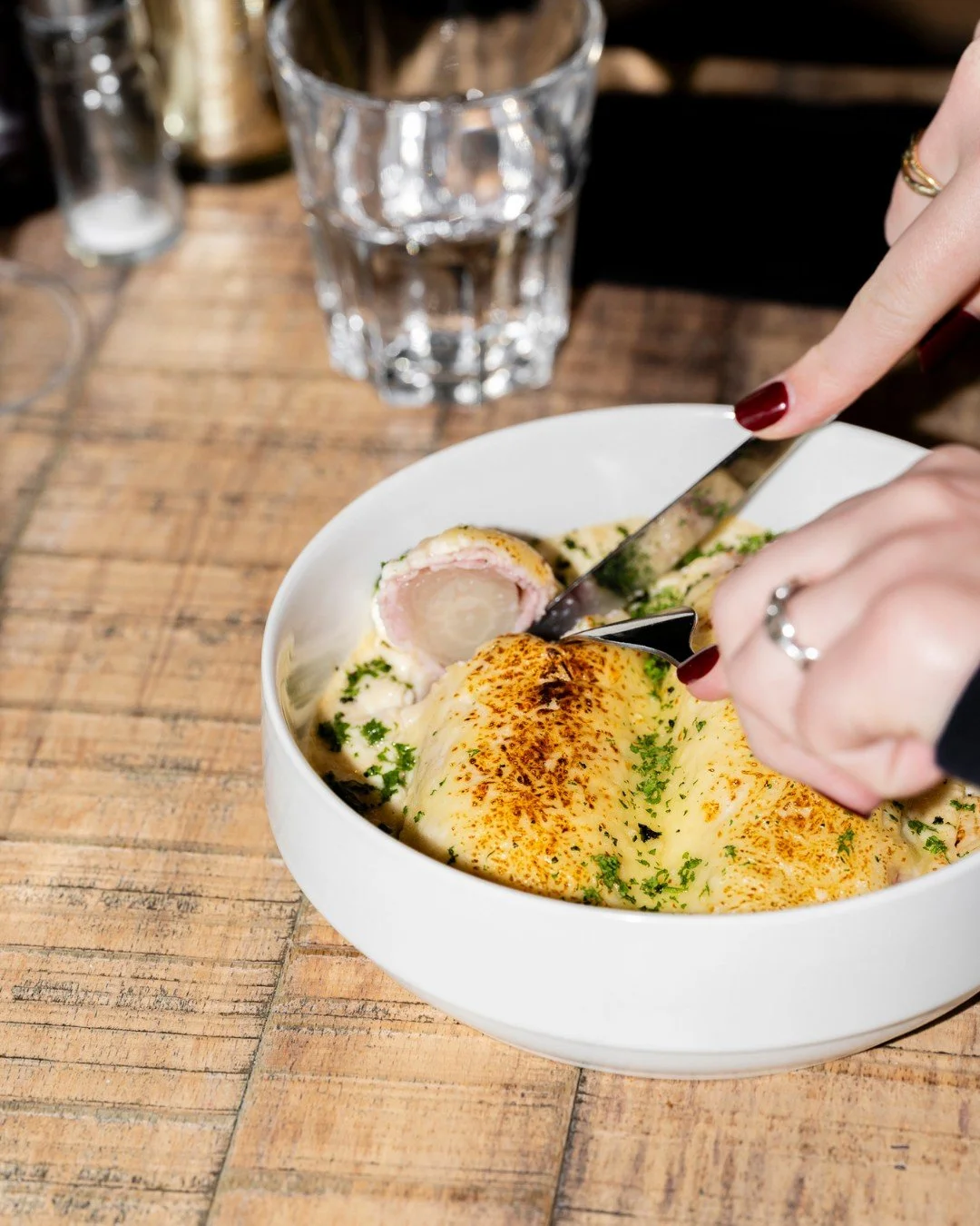 On adore les plats embl&eacute;matiques de notre enfance au Bistro du Karting.
Ici chicons gratin, pour un max de r&eacute;confort, pour les petits et les grands.