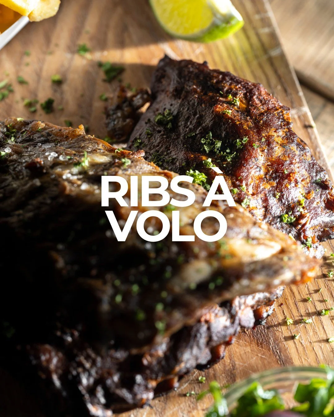 Trois heures &agrave; basse temp&eacute;rature et avec des marinades maison&hellip; &ccedil;a donne des ribs d&rsquo;une tendresse folle ! Pas besoin de couverts : on s&rsquo;en l&egrave;che les doigts et, en plus, c&rsquo;est &agrave; la carte ou &a