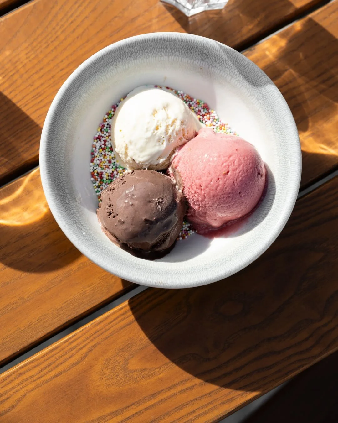 Ici, les glaces et sorbets sont faits maison, &ccedil;a prend du temps mais &ccedil;a change tout, &agrave; la boule ou en trio.