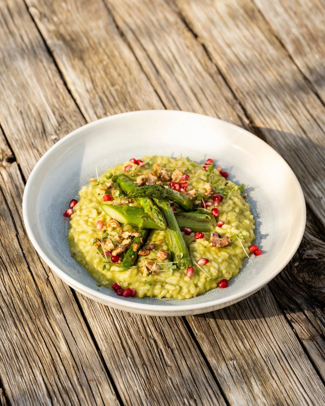 Risotto d'asperges vertes, noix &amp; grenade.
Pour les gourmands, suppl&eacute;ment de vongole et scampis.