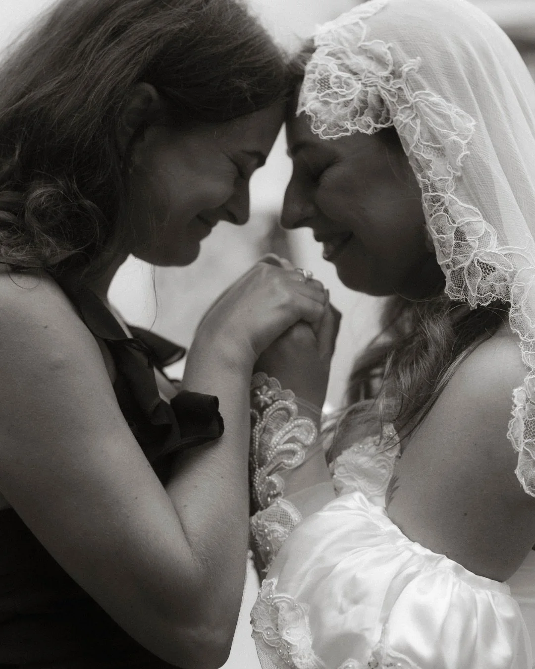 Beautiful, emotional speeches on Ella + Alex&rsquo;s Day. 

Honestly fills my heart with so much joy when I get to capture human connection in this way 🤍

#destinationwedding #destinationweddingphotography #destinationweddingphotographer