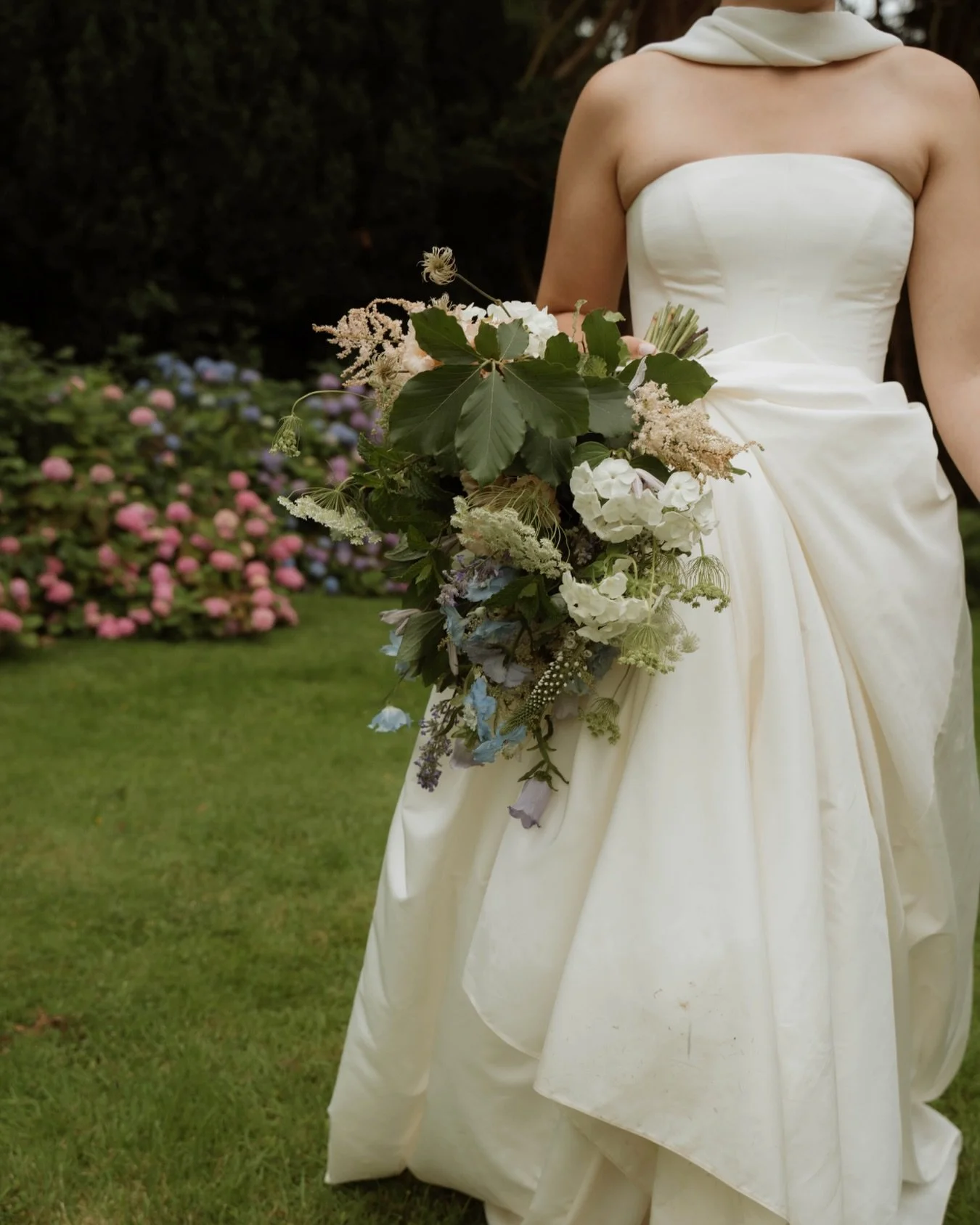 Just one shot in appreciation of spring florals 🌷. I shot this whilst second shooting for the fabulous @charlottedormoyweddings last year🤍✨.