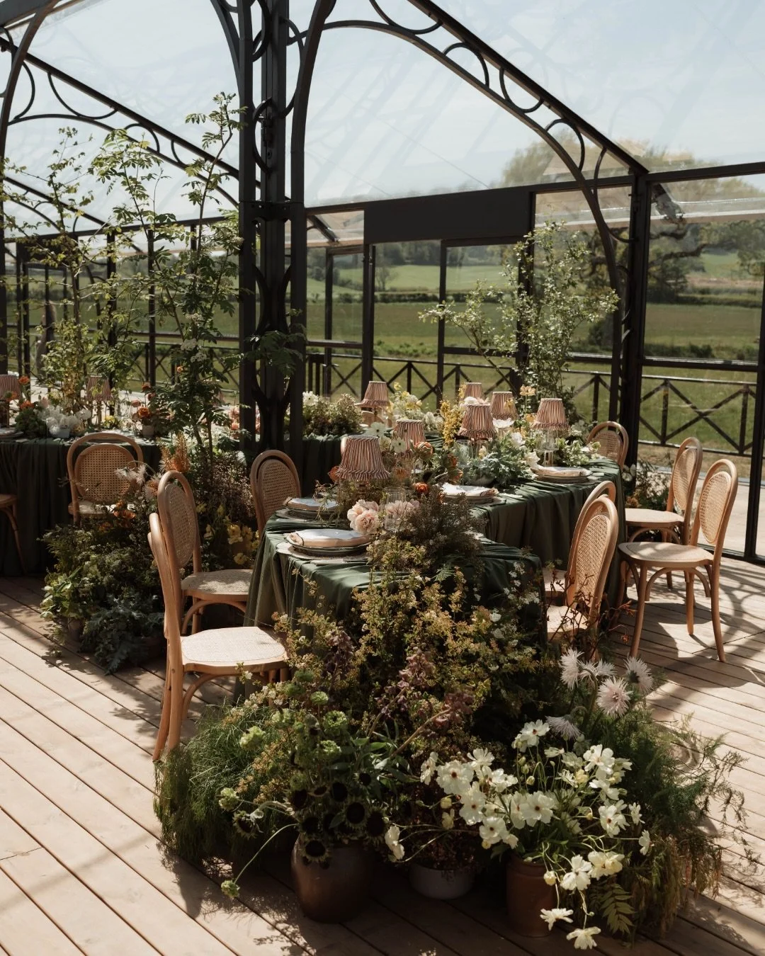 The most insane table design at the beautiful @minerva_vines_ ✨🌷 @workshopsbylark - It was a real treat to shoot this, and on such a gorgeous day! ☀️

Planner and stylist @rebeccamarieweddings @workshopsbylark 
Venue @minerva_vines_ 
Draping @texsty