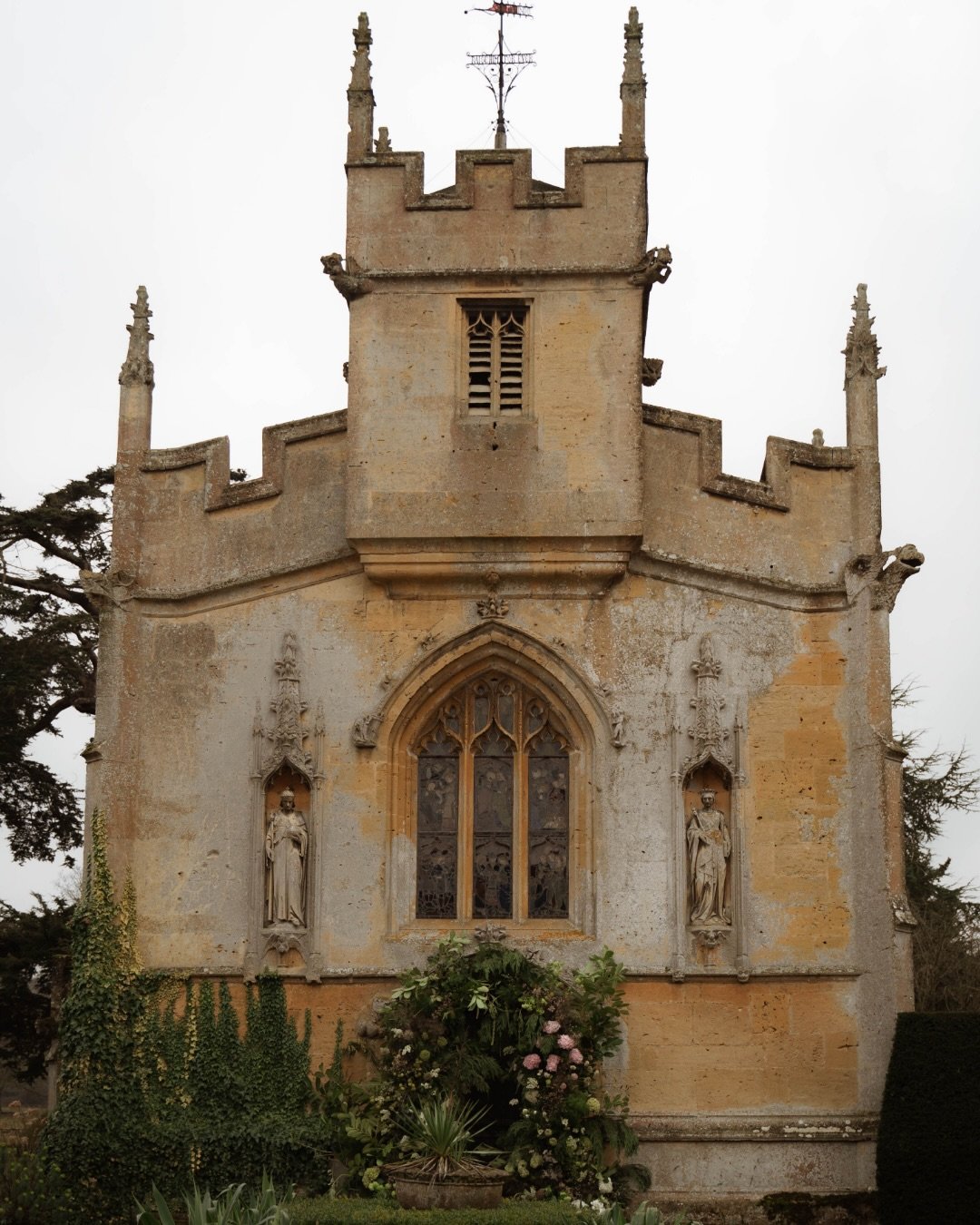 Perhaps the prettiest chapel, adorned with a flower arch by @sassflower taken at @sudeleycastle 🕊️

Suppliers:

Planner and Stylist @rebeccamarieweddings @workshopsbylark 
Venue @sudeleycastle @sudeleycastleweddings
Florist @sassflower 

Olivia J Mo