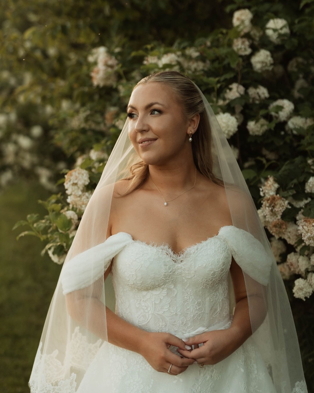Beautiful Grace on her Wedding day. 🤍

Venue: @crippsbarn 
Hair: @laurengoslinghair 
Makeup: @amyrosemakeupartist 
Dress: @carolinecastigliano 
@xgrace_sheehanx 

Olivia J Morgan Photography | Cotswolds Wedding Photographer | #crippsbarnwedding #cri