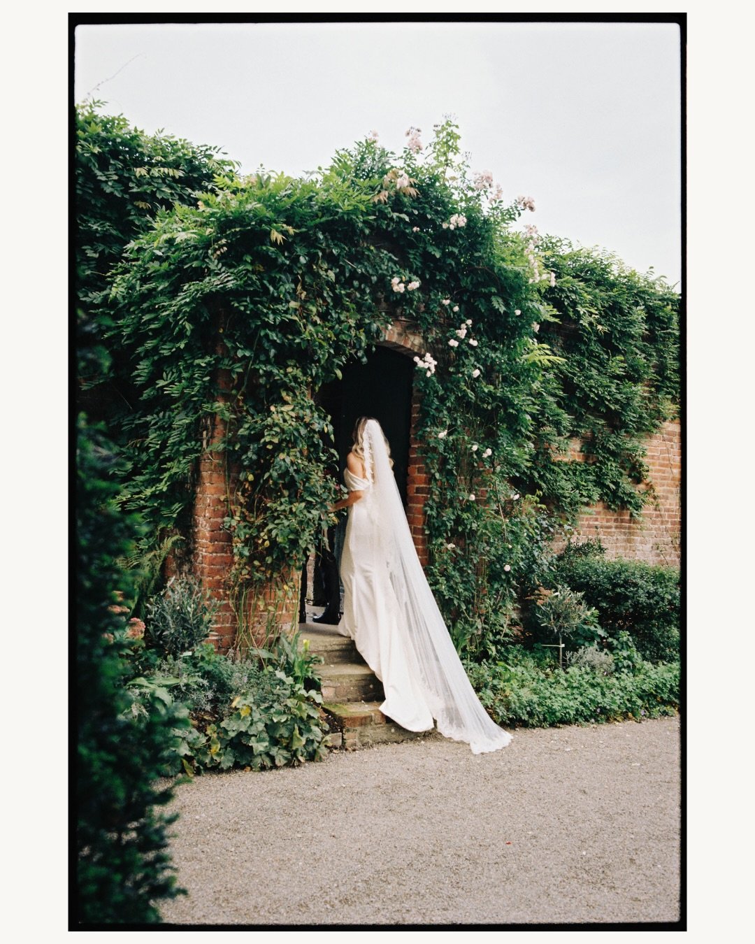 ✨ Louise and her girls at @garthmylhall 

 @_louisebrittleton 

Suppliers: 
Venue: @garthmylhall 
2nd Photographer: @charlottedormoyweddings 
Dress: @dollybluebridalstudio 
Hair: @emilybridalhair 
Makeup: @makeupbyjenniferg 
Florist: @augustinbloomfl