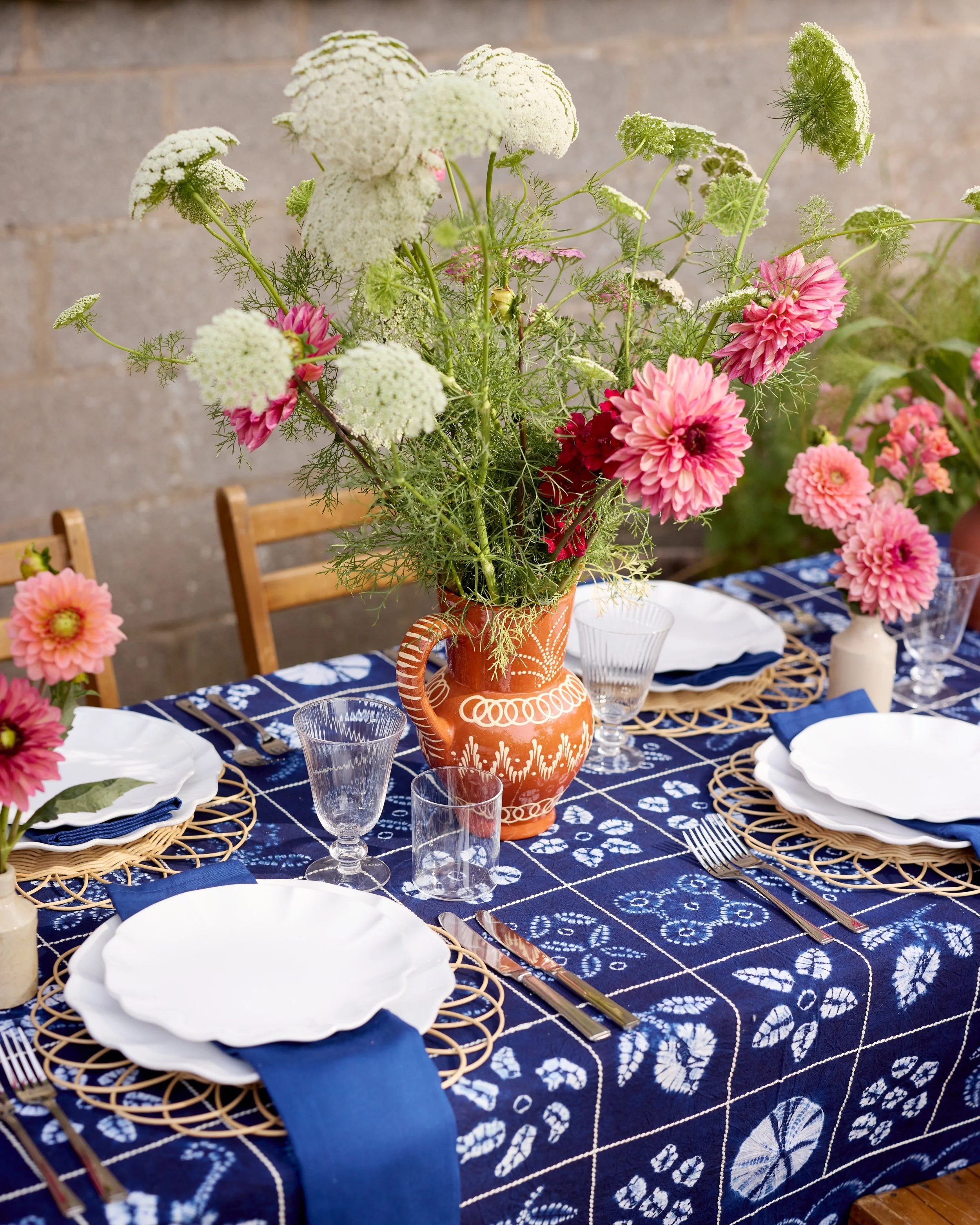 Rustic charm, wildflowers &amp; beautiful table details. 

Our Rosa dinner plates paired with our natural flower rattan chargers create the perfect rustic yet elegant tablescape, full of texture, warmth and timeless charm.

Perfect for countryside we