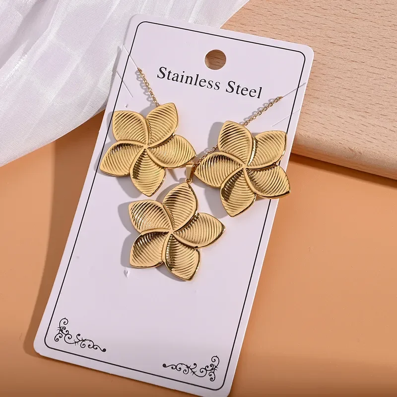 ensemble fleur boucles d'oreilles et collier