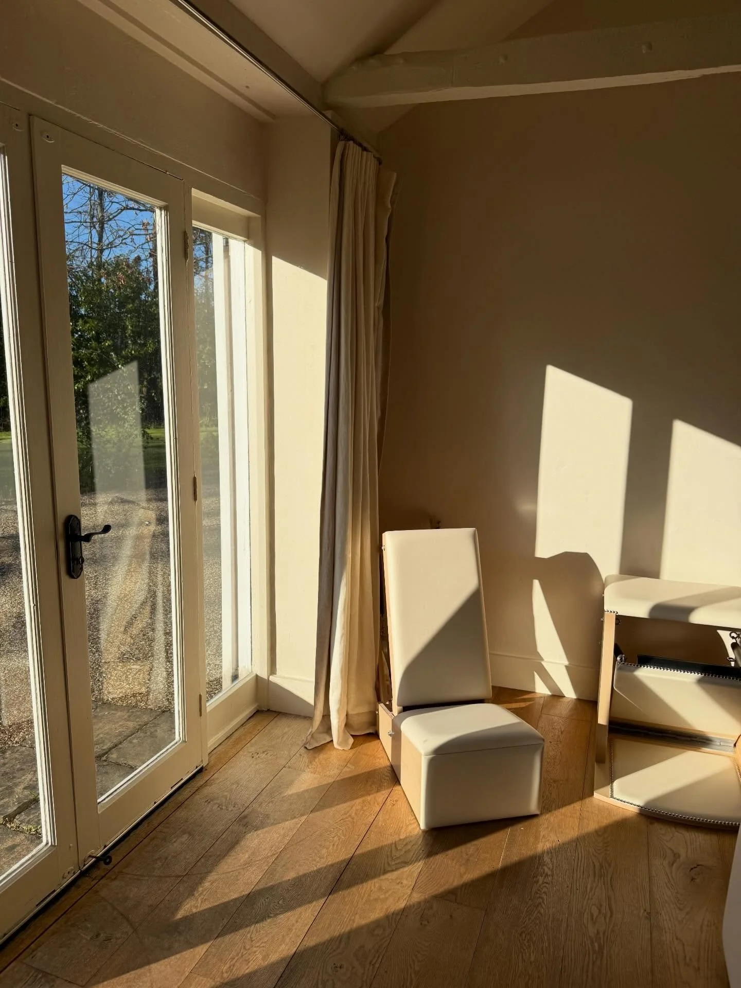 Sunshine streaming into the studio this morning 🌞

Shoulder mobility has always been something I&rsquo;ve struggled with and I never felt it more than during this second pregnancy. My mid to upper back is also extremely stiff but is slowly improving