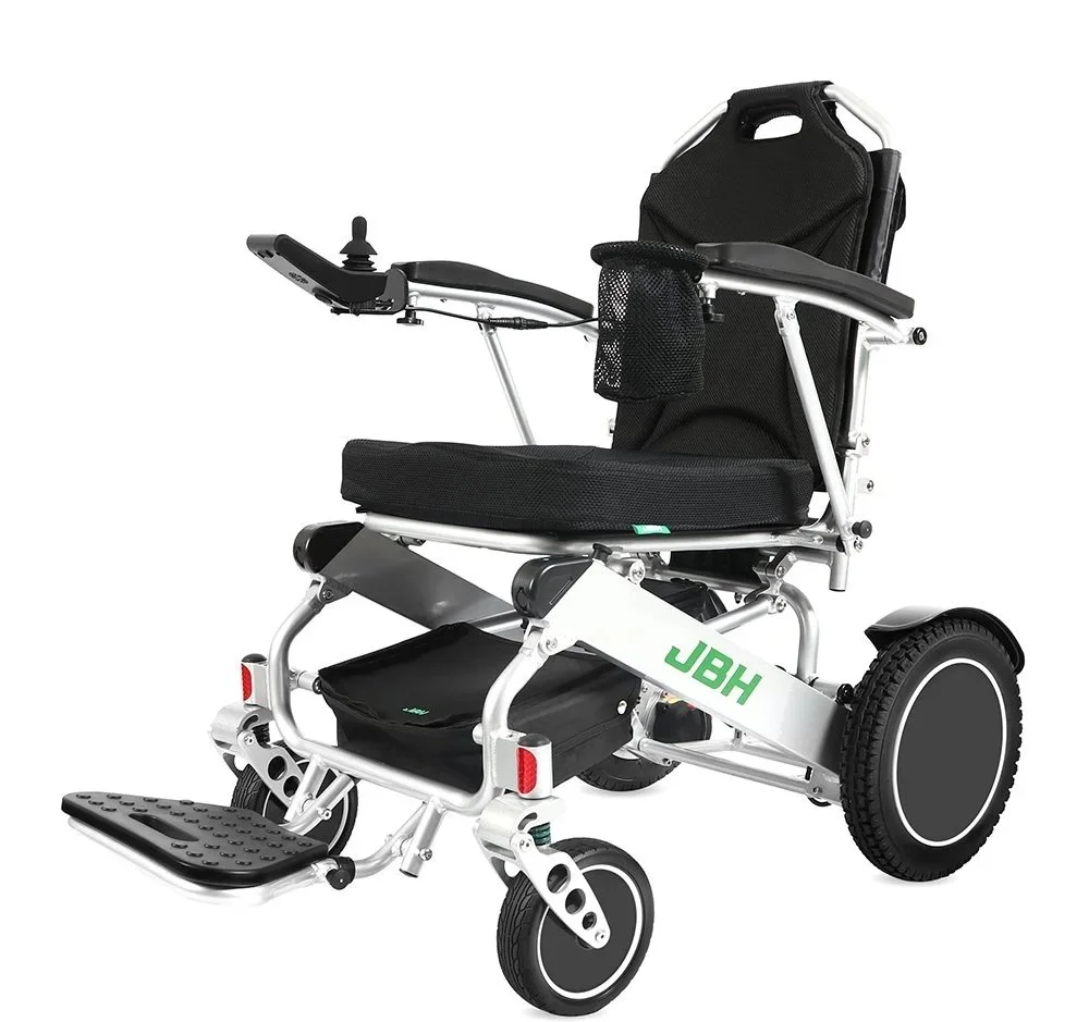 Silla de ruedas eléctrica barata ligera con marco aluminio plegable, asiento y respaldo acolchados negros, joystick para control en la parte izquierda, plataforma para pies antideslizante, diseñada para movilidad asistida.