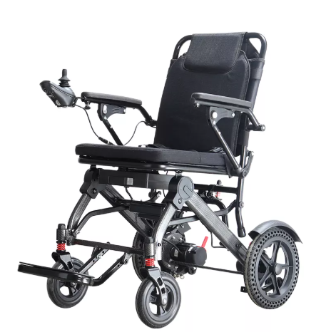 Silla de ruedas eléctrica barata ligera con marco aluminio plegable, asiento y respaldo acolchados, control en el brazo derecho, y ruedas delanteras y traseras.