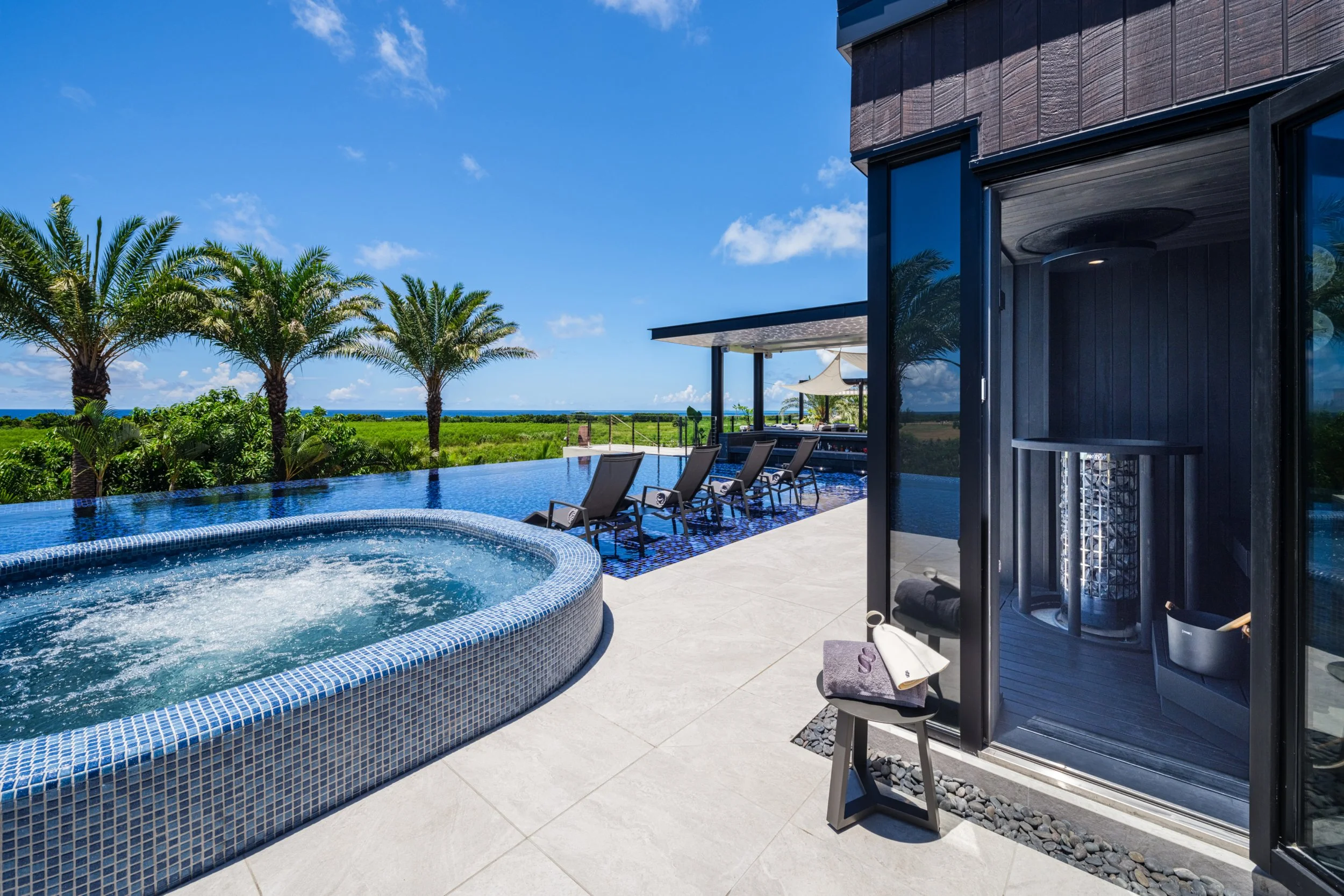 Alt:
Hotel room with terrace and outdoor view