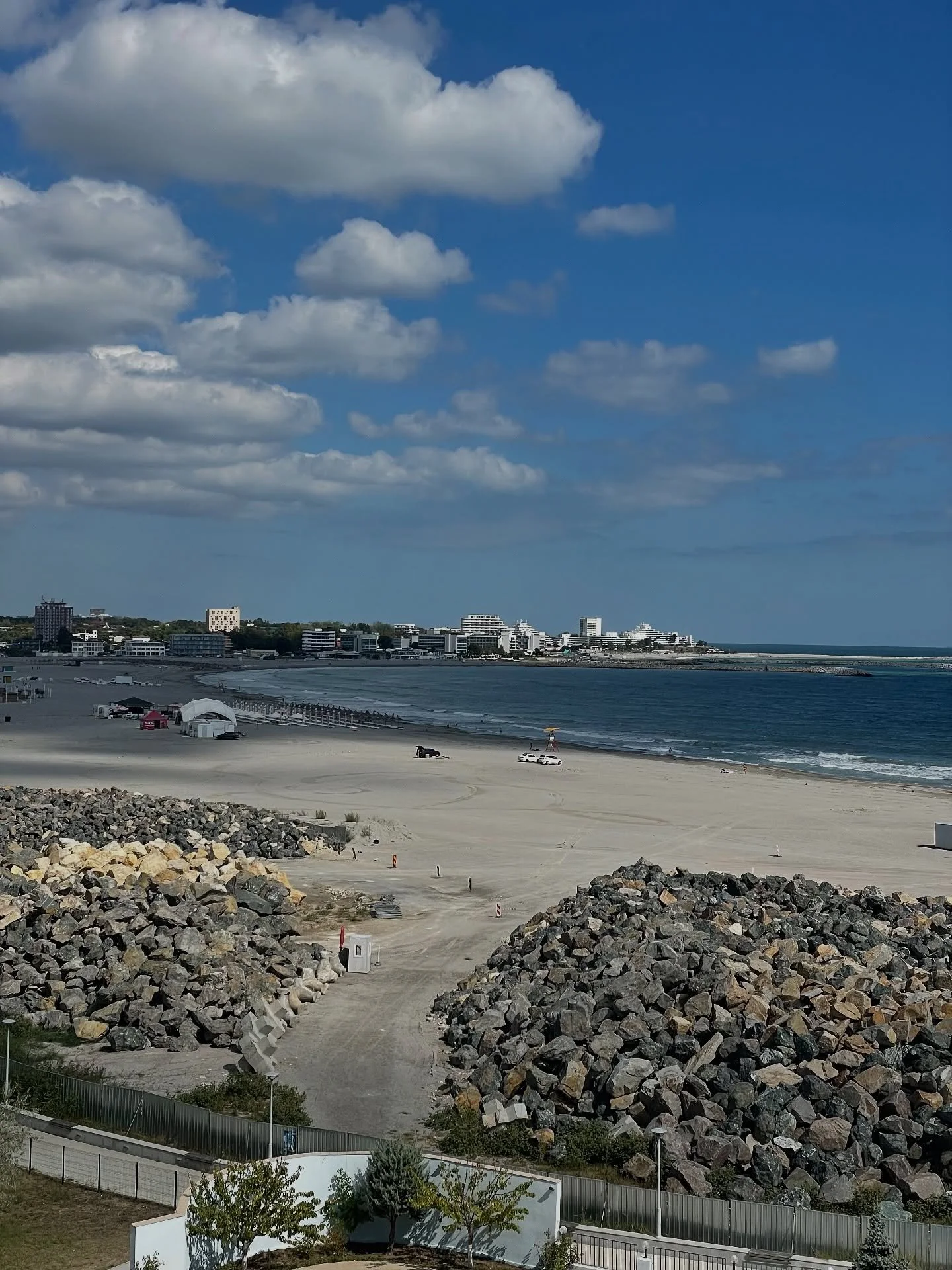 Priveliste incredibila din hotelul Balada chiar si toamna. Curand vom scapa si de santierul din fata si vederea va fi si mai buna! Lansam curand preturile vara 2026!!! Si un site nou noutz!!!