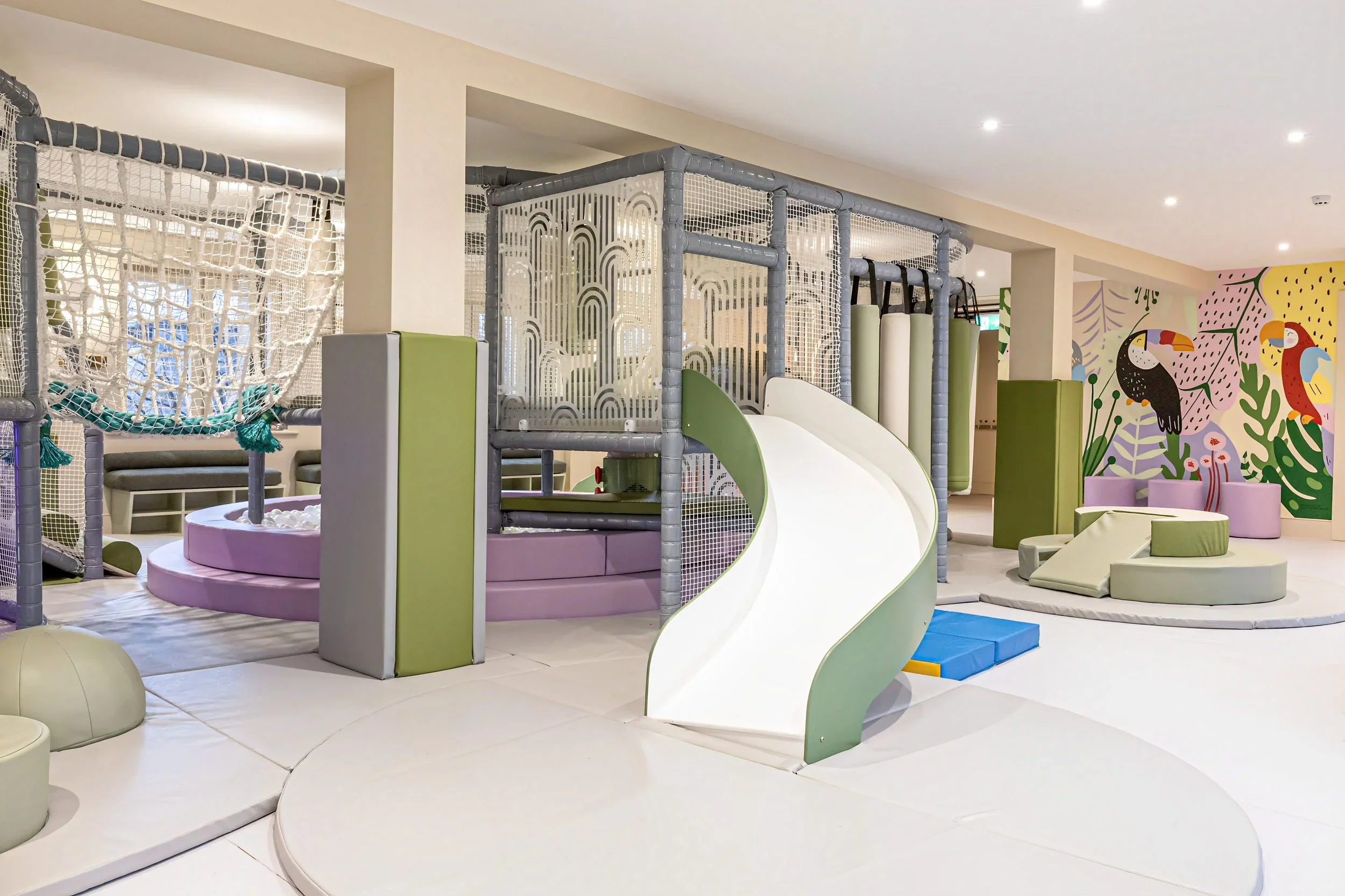 59823-studio-jungle-gym-and-soft-play-room.webp